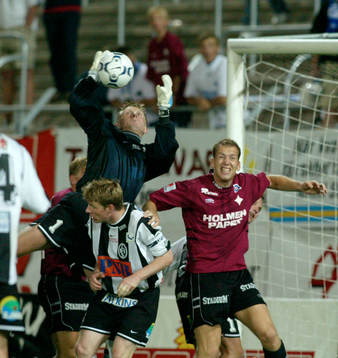 Mats Svensson, målvakt, greppar bollen framför Fredrik