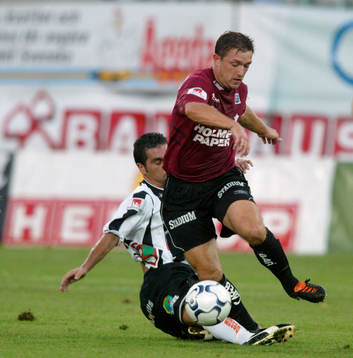 Mikael Blomberg stormar fram