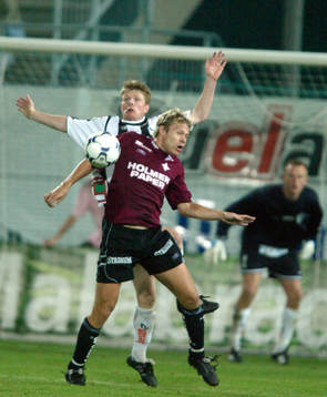 Antti Sumiala trycks i ryggen av Henrik Nilsson