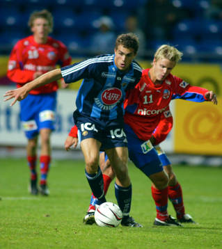 Johan Elmander Drar förbi Andreas Dahl