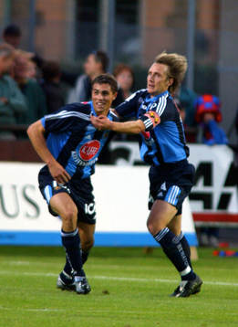 Andreas Johansson gratulerar Johan Elmander