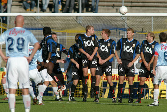 Peter Ijeh, Malmö (skymd t.v.) prickar in 1-1. Mur