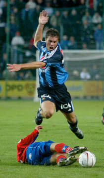 Johan Elmander flyger över Andreas Dahl
