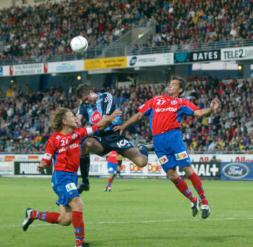 Johan Elmander mot Kenneth Rasmussen och Jesper Jansson.