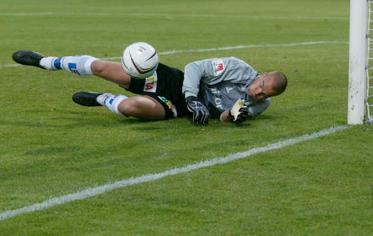 Fredrik Larsson, målvakt, räddar. Räddning