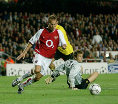 Fredrik Ljungberg rundar Jens Lehman och gör 2 - 0 till