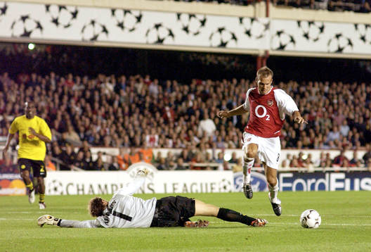 Fredrik Ljungberg rundar Jen Lehman, målvakt, Dortmund,