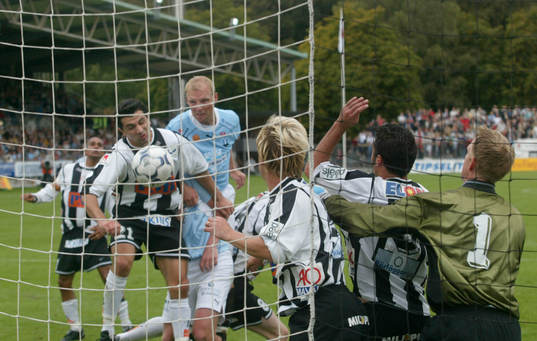 Jörgen Ohlsson nickar in segermålet, 0-1. Mats Svensson,