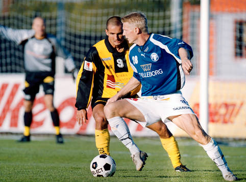 Mats Lilienberg och Joakim Söndergaard i kamp om bollen