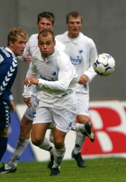 Tomas Antonelius, Köpenhamn, får undan bollen