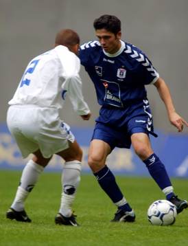 Bojan Djordjic dribblar mot Tomas Antonelius