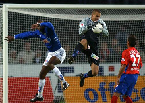 Fredrik Larsson plockar ner bollen framför Pascal Simpson