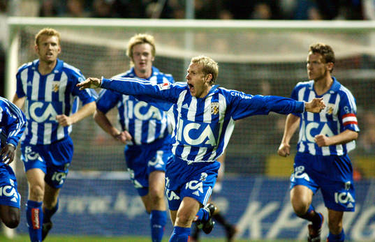Jonas Henriksson, Göteborg har gjort 2-0 och jublar ikapp