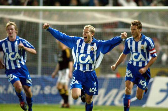 Jonas Henriksson har gjort 2-0 och jublar ikapp med  Dennis