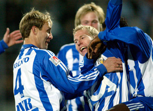2-0 skytten Jonas Henriksson grattas. Jubel