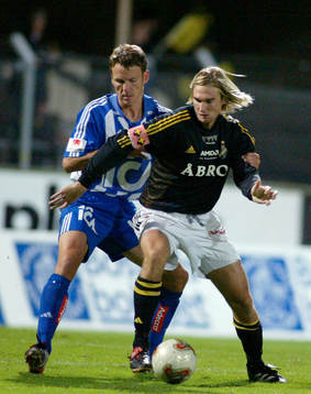 Andreas Andersson trycks i ryggen av Magnus Erlingmark
