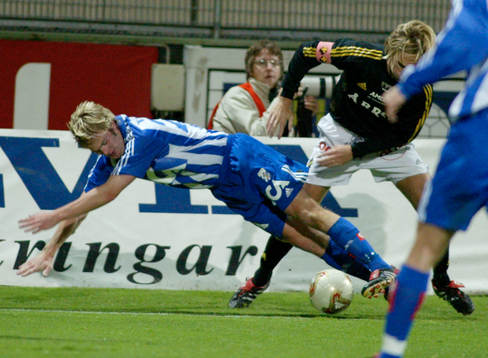 Andreas Andersson får Dennis Jonsson på fall