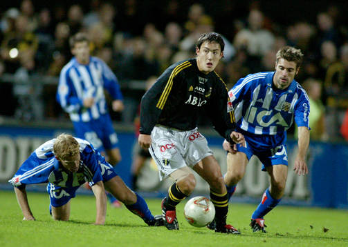 Stefan Ishizaki stormar fram. Bollkontroll