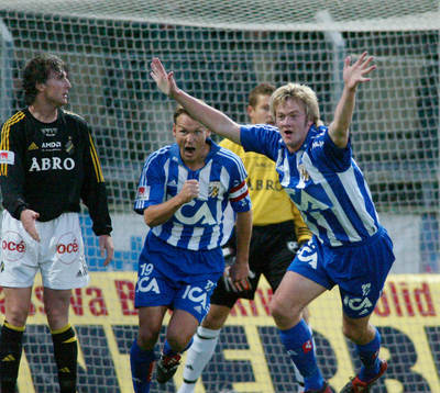 Dennis Jonsson, debutant, jublar över debutmålet och