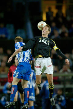 Svante Samuelsson vinner nickduell. Kaptensbindel.