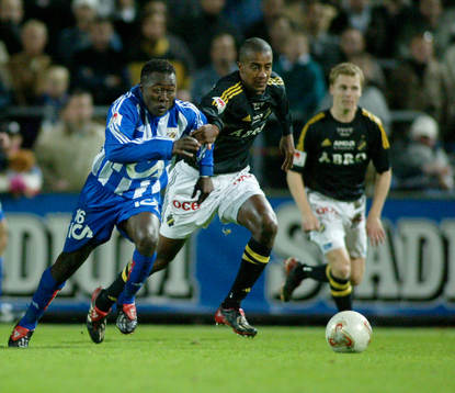 Benjamin Kibebe tar tag i Kabba Samuras arm