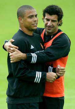 Ronaldo och Luis Figo kramas