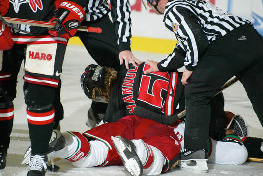 Mika Hannula, Malmö, brottar ner en Frölunda-spelare