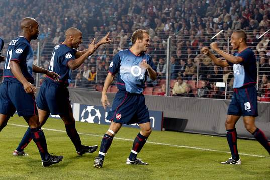 Målskytten Gilberto grauleras av Fredrik  Ljungberg Lauren