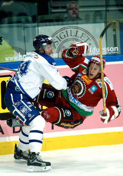 Mikael Andersson bjuds på en flygtur av Lars Jonsson