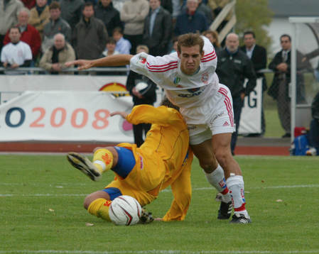 Fredrik Samuelsson, Assyriska, flyger förbi en
