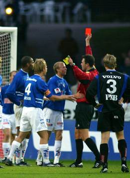 Martin Ingvarsson, domare, visar ut Pascal Simpson,