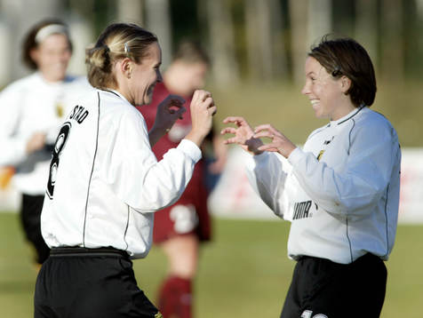 Therese Kapstad och Hanna Ljungberg, Umeå leker "pumor"