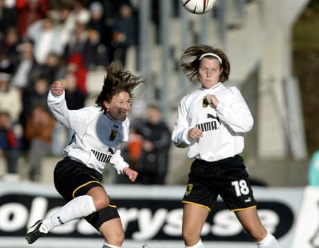Hanna Ljungberg, Umeå nickar bollen utanför målet på