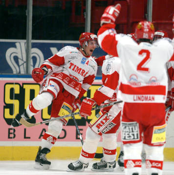 Marcus Matthiasson, Timrå gjorde 0-2 målet och gratuleras