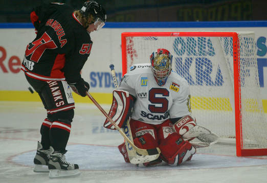 Var är pucken? Jo, bakom baken på Mika Hannula.