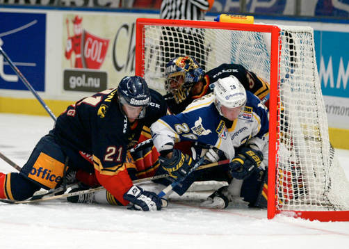 Jimmy Pettersson, HV71 trycker in Joaquin Gage, DIF i