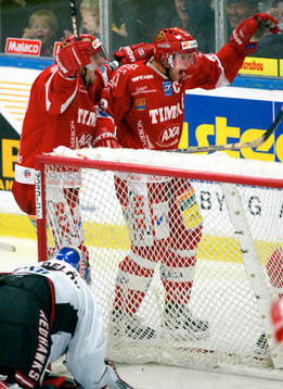 Markus Åkerblom jublar