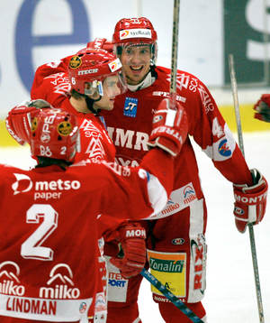 Valeri Krykov gratuleras av Niklas Nordgren. Jubel