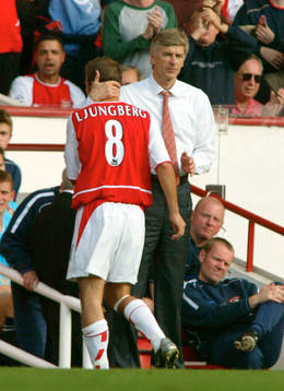 Tränaren Arsena Wenger kramar om Fredrik Ljungberg när
