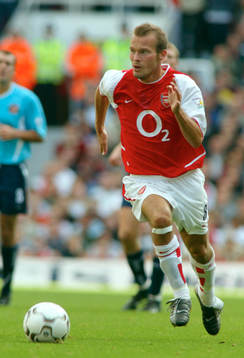 Fredrik Ljungberg ångar på mot Sunderland-försvaret