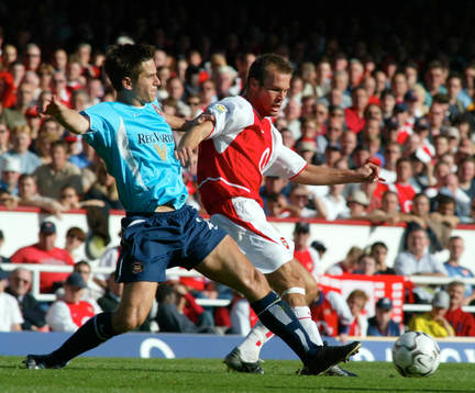 Paul Thirlwell och Fredrik Ljungberg i kamp om bollen
