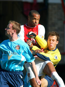 Det syns tydligt på bilden att Thomas Sörensens armbåge