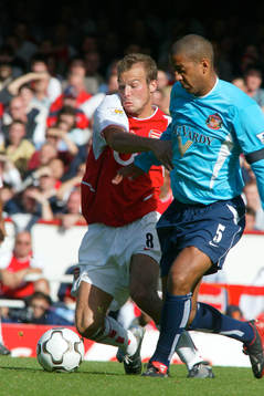 Fredrik Ljungberg och Phil Babb i kamp om bollen