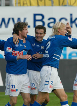 Mikael Nilsson, Halmstad, kvitterade till 2-2. Här klappas