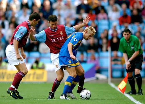 Alan Smith, Leeds uppvaktas av Gareth Barry och Ronny