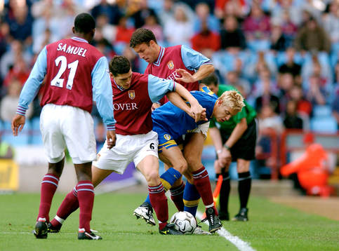 Alan Smith, Leeda uppvaktas av Gareth Barry och Ronny