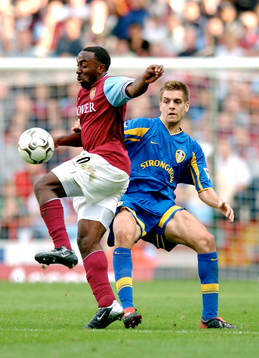 Darius Vassell, Aston Villa och Jonathan Woodgate, Leeds