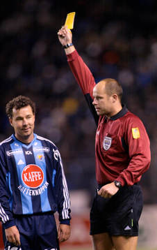 Stefan Rehn, Djurgården och Martin Hansson, domare. Gult