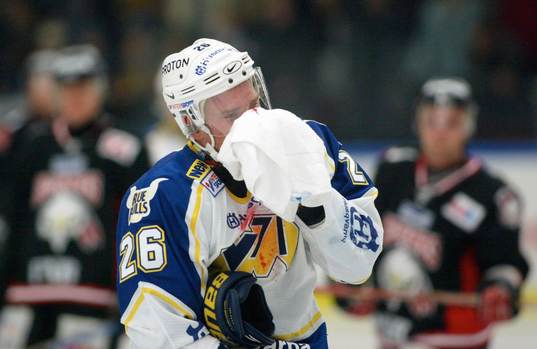 Timmy Pettersson, HV 71 med en handduk framför sitt