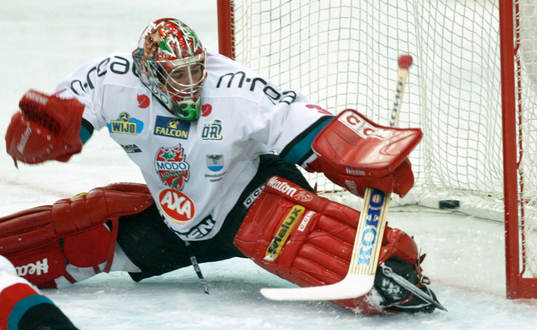 Peter Hirsch, Modo släpper in 1-0 målet